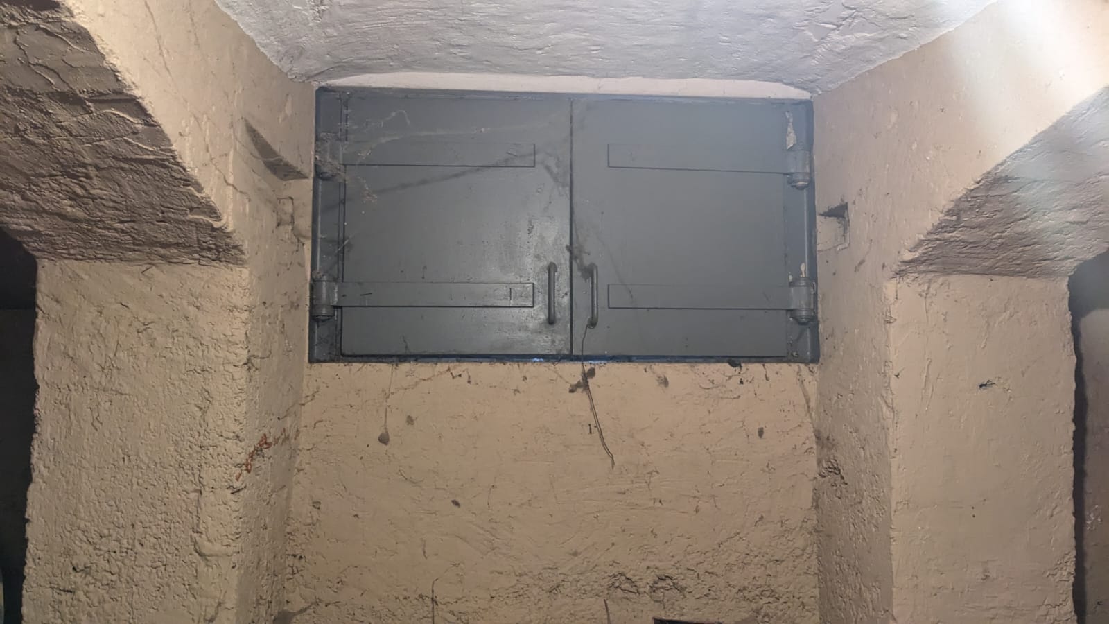 Befestigter_Keller_Fensterladen_2.jpg