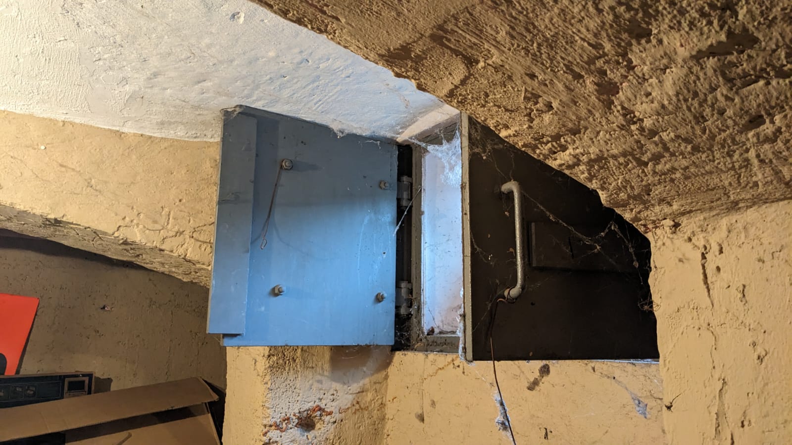 Befestigter_Keller_Fensterladen_3.jpg