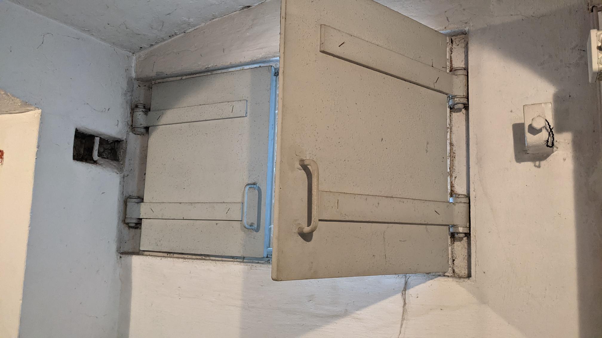 Befestigter_Keller_Fensterladen_Bauteil_456.jpg