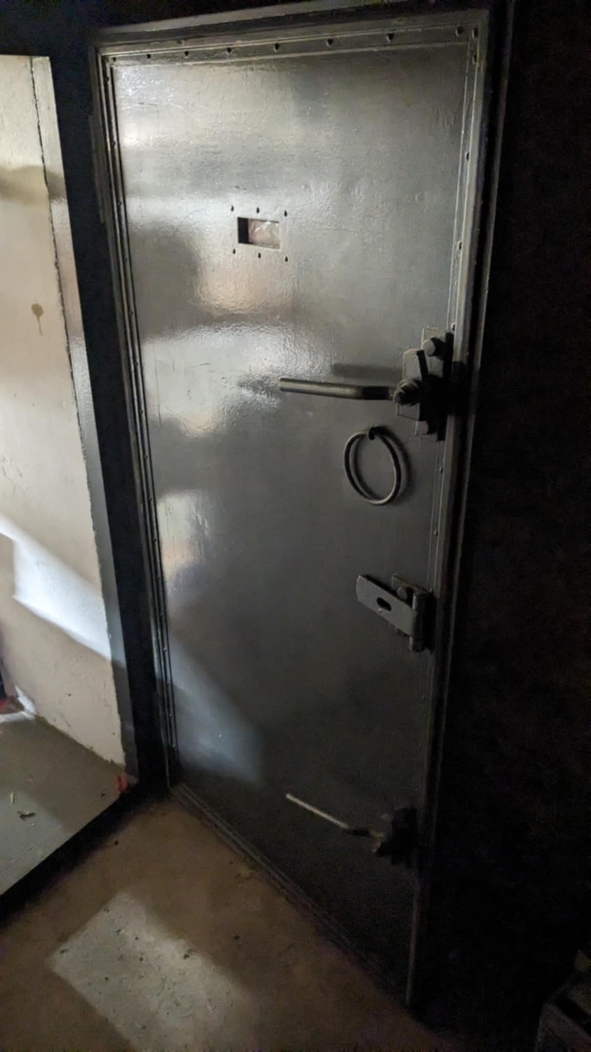 Befestigter Keller Tür 19P7 2
